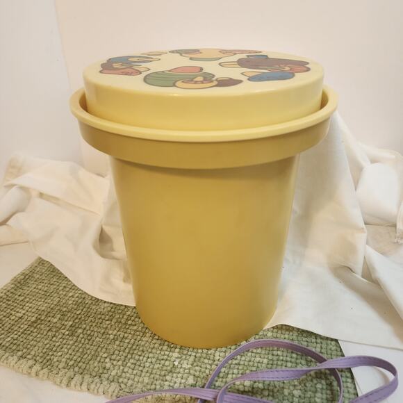 Vintage Rubbermaid 2224 Mushroom Canister 1970s Retro Yellow Kitchen Container - Picture 7 of 10